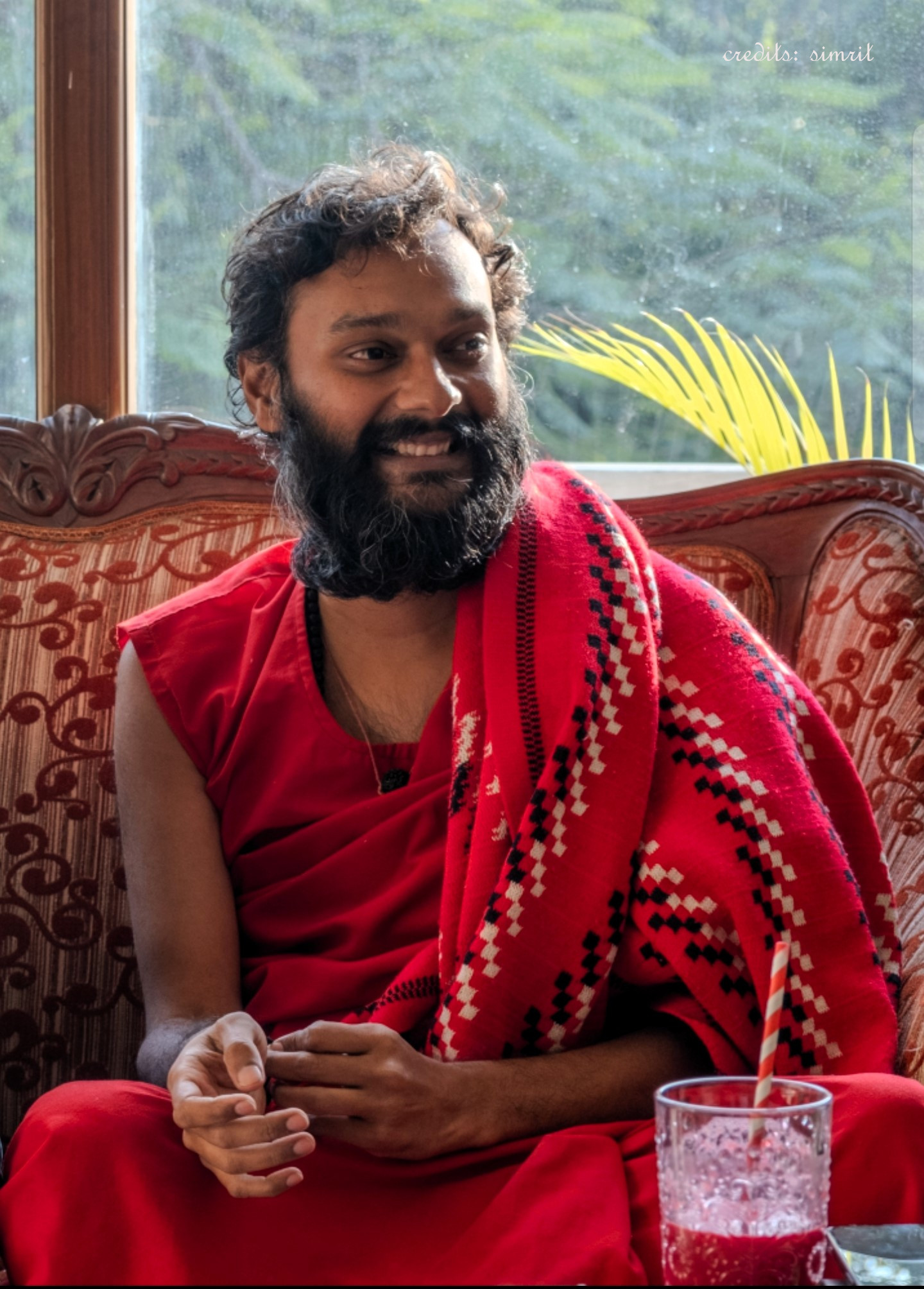 Pavan in robes; sitting